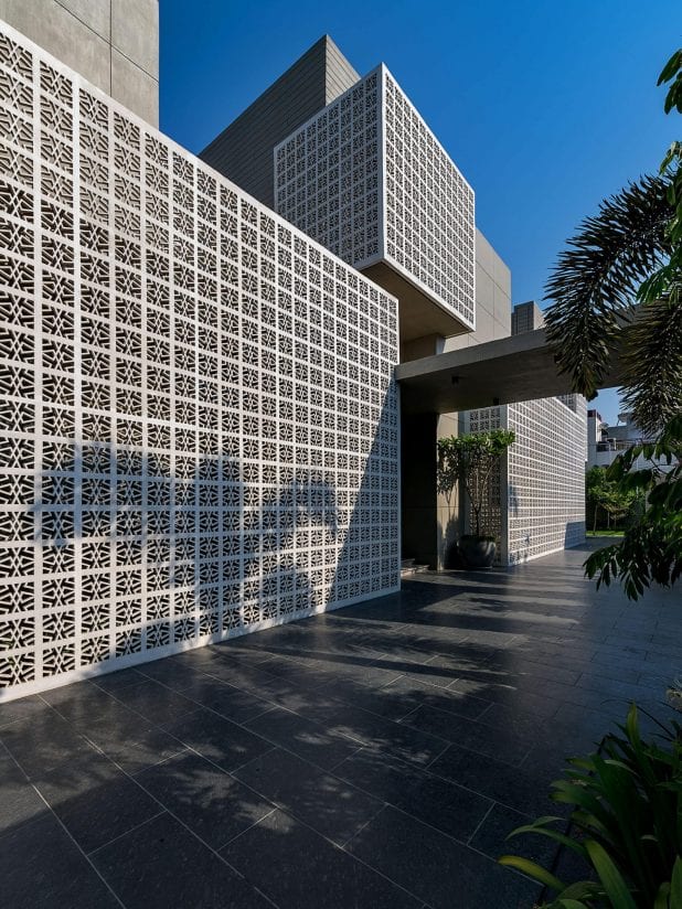 18 screens House designed by Sanjay Puri Architects - Scale Architectural and Design Magazine